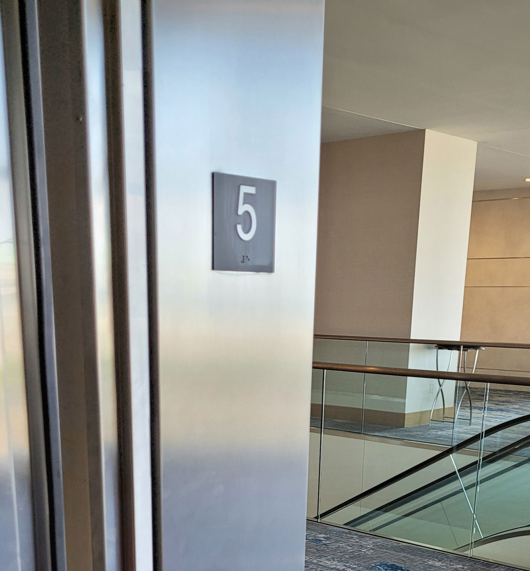 Tabliczka z numerem piętra przy wyjściu z windy