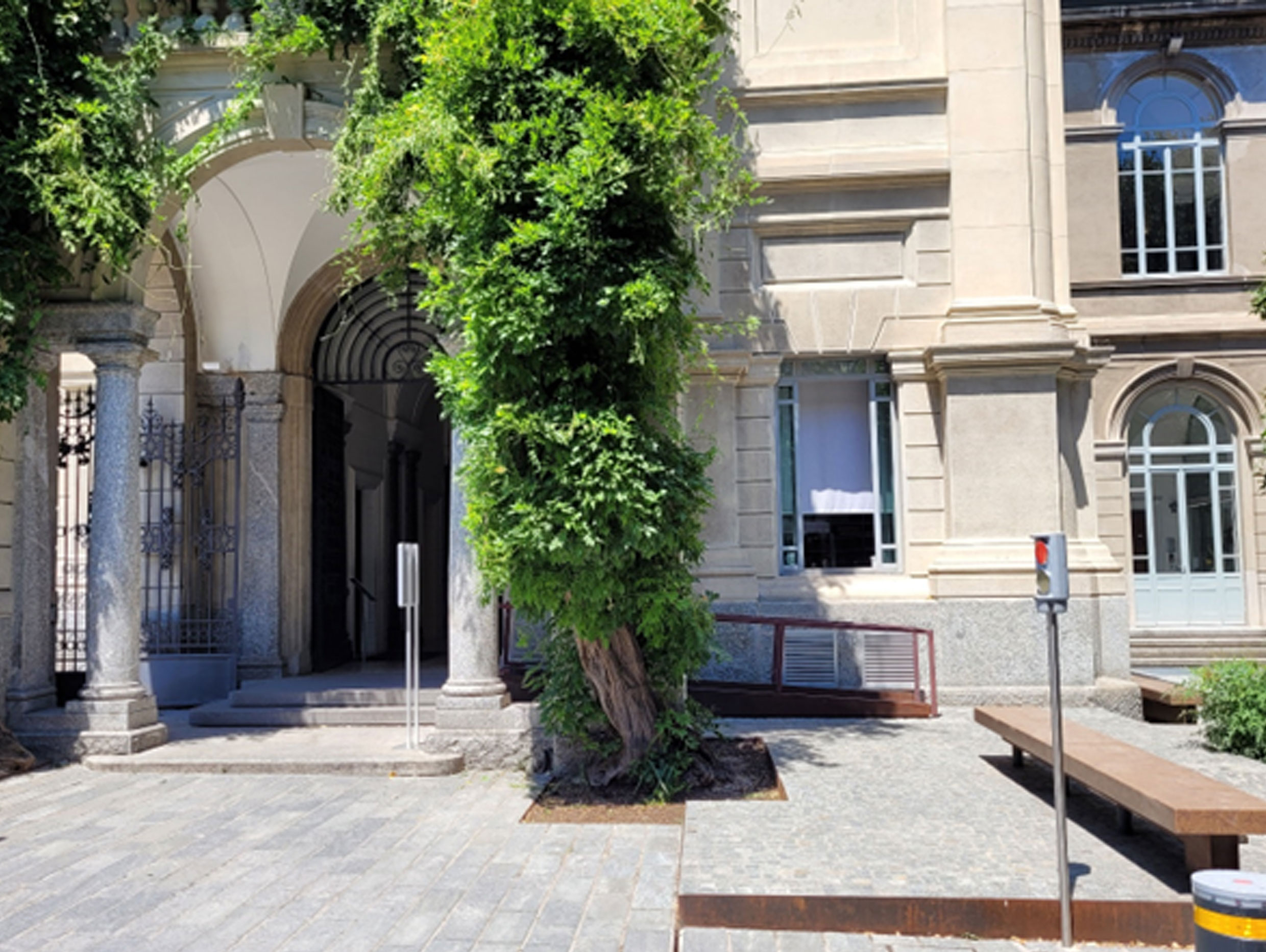 Wejście do budynku rektoratu z pochylnią