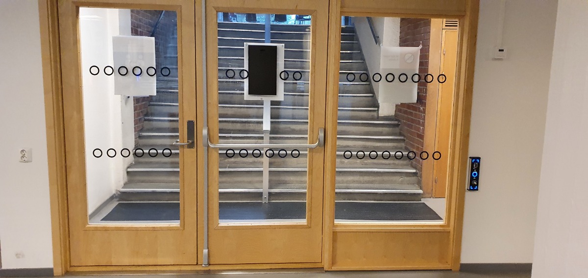 Oznaczenia szklanych drzwi – na dwóch wysokościach 