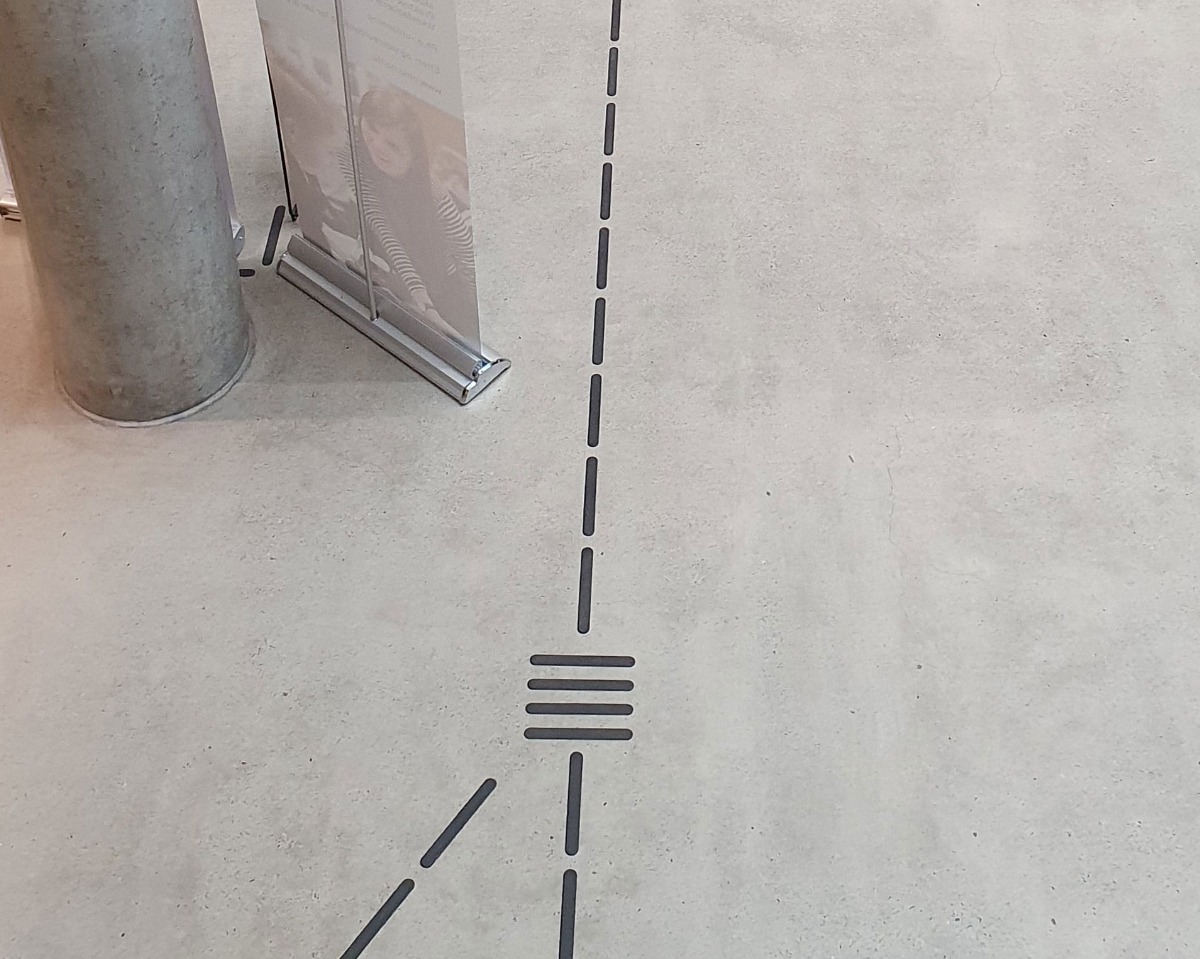 Ścieżka naprowadzająca na korytarzu 