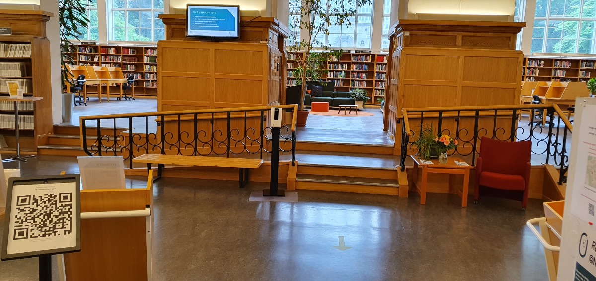 Wnętrze biblioteki, alternatywą dla schodów jest podjazd. 