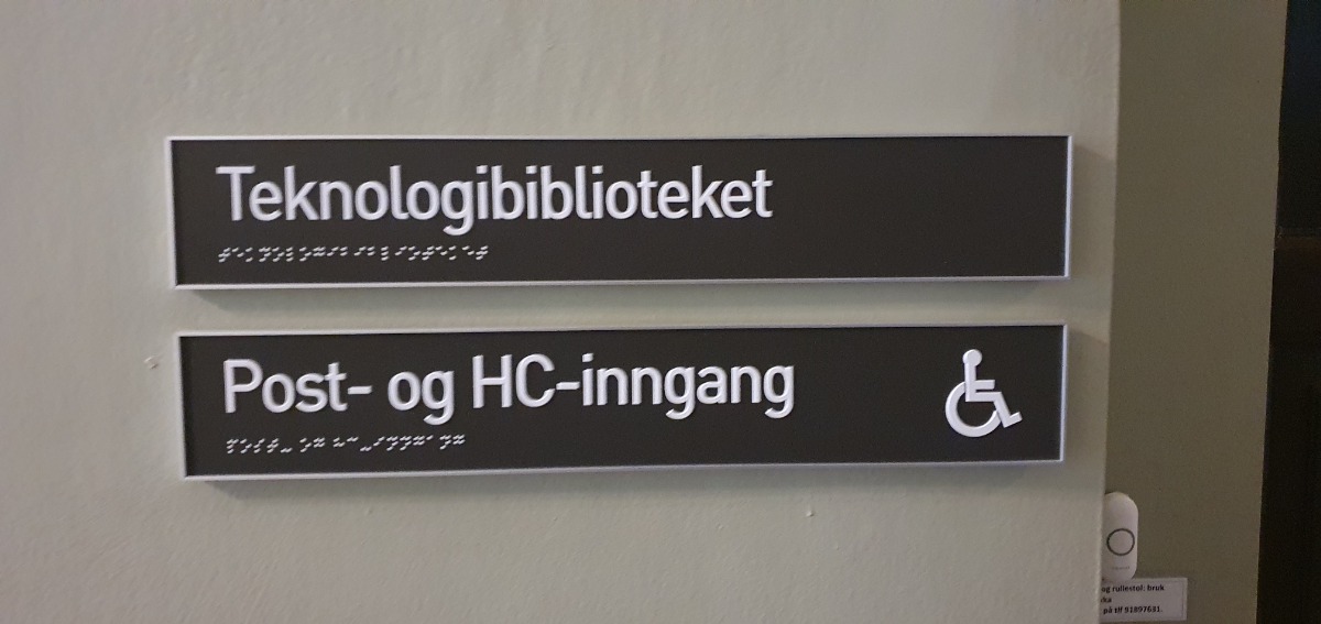 Tabliczki informacyjne wypukłe, kontrastowe w stosunku do ściany i z alfabetem breille’a 