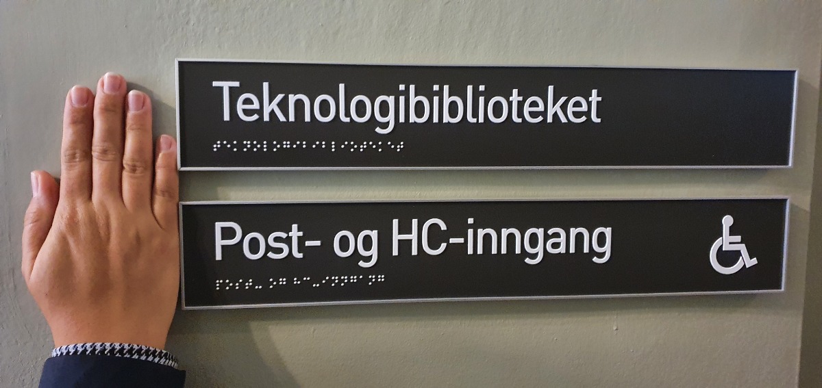 Tabliczki informacyjne wypukłe, kontrastowe w stosunku do ściany i z alfabetem breille’a 