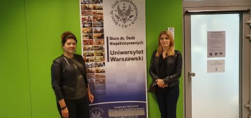 Baner Biura ds. Osób Niepełnosprawnych Uniwersytetu Warszawskiego. Po jego lewej stronie Anna Wesołowska, po prawej Anna Lulek.