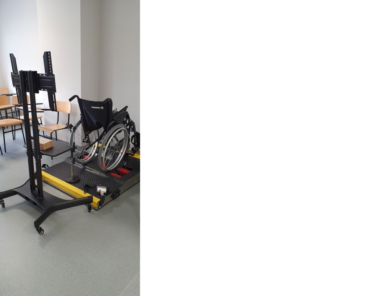 Symulator służący do doświadczania niepełnosprawności wyposażony w wózek inwalidzki 