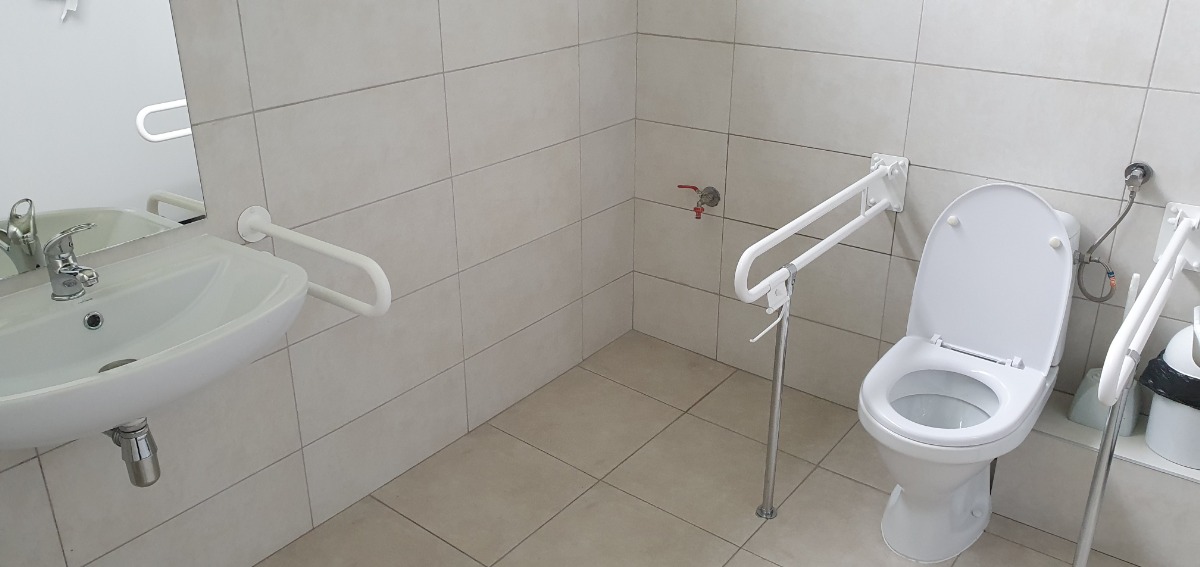Toaleta z dostosowaniami dla osób z problemem narządu ruchu 