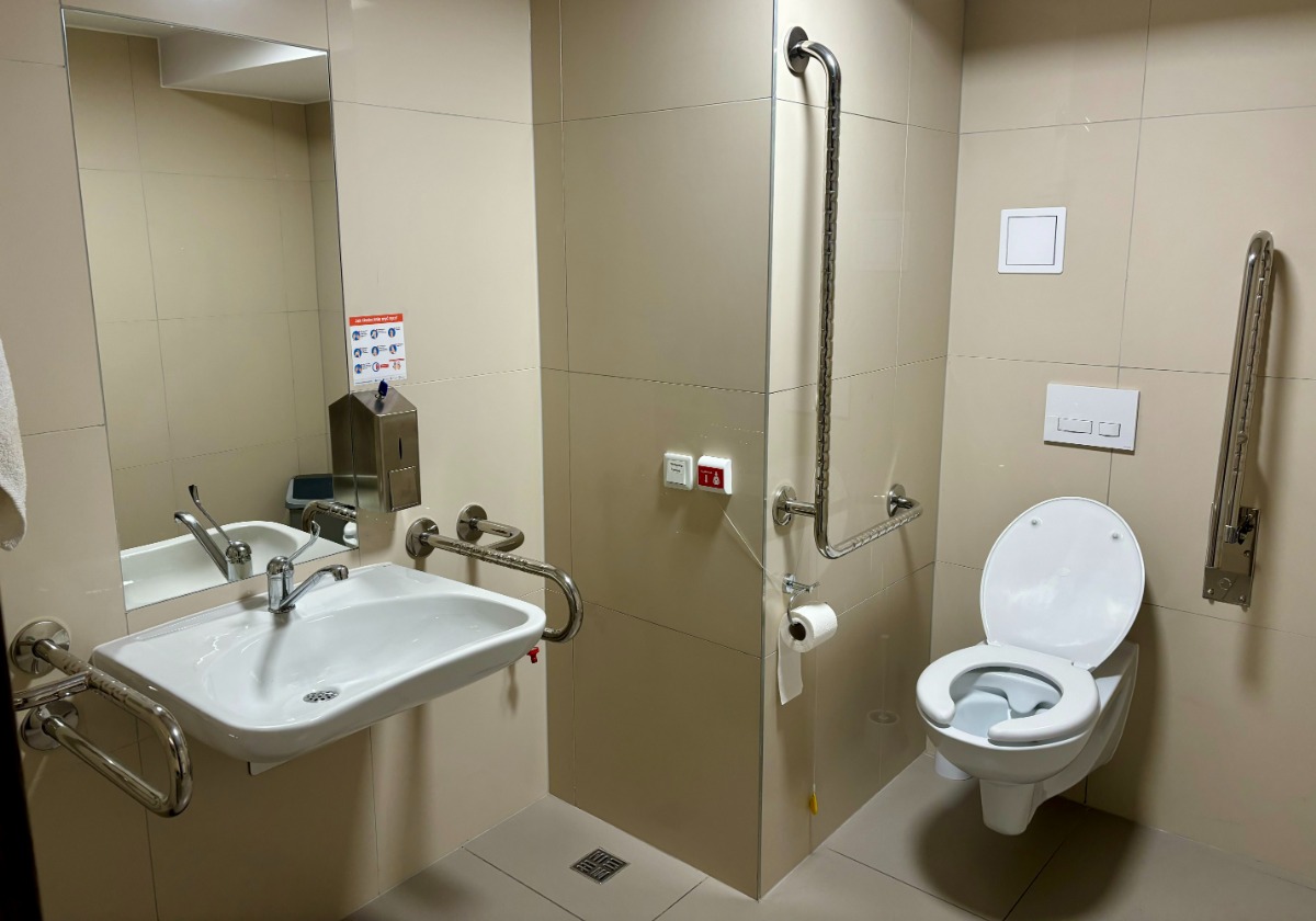 Wnętrze dostosowanej toalety w DS 11 z widocznym wyposażeniem dedykowanym dla OzSzP