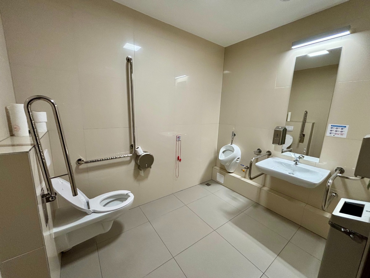 Wnętrze dostosowanej toalety w DS 13 z widocznym wyposażeniem dedykowanym dla OzSzP 
