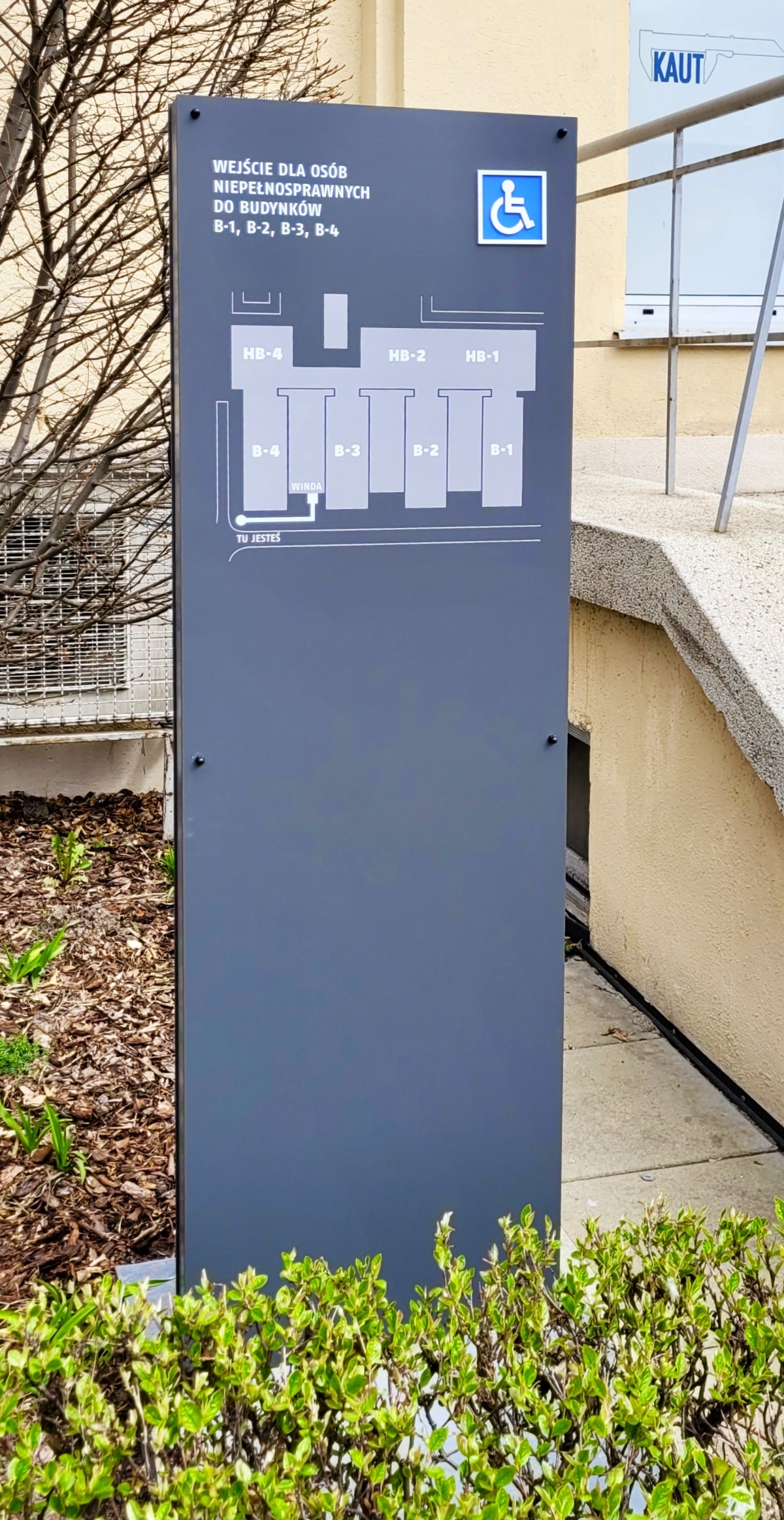 Pylon – zewnętrzne oznaczenie zawierające schemat pozbawionego barier dojścia do budynku